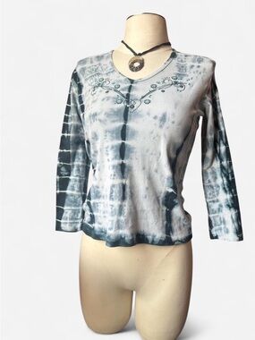 Tryst Tie-Dye Embroidered V-Neck Long Sleeve Top - Gray & White